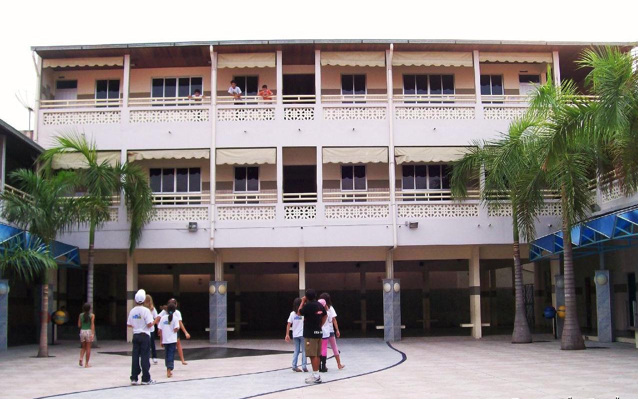 Niñas y niños en el patio de una escuela