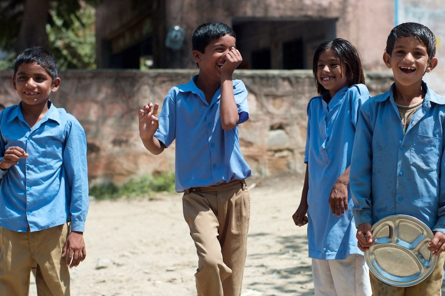 4 niños reindo, llevando sus uniformes escolares