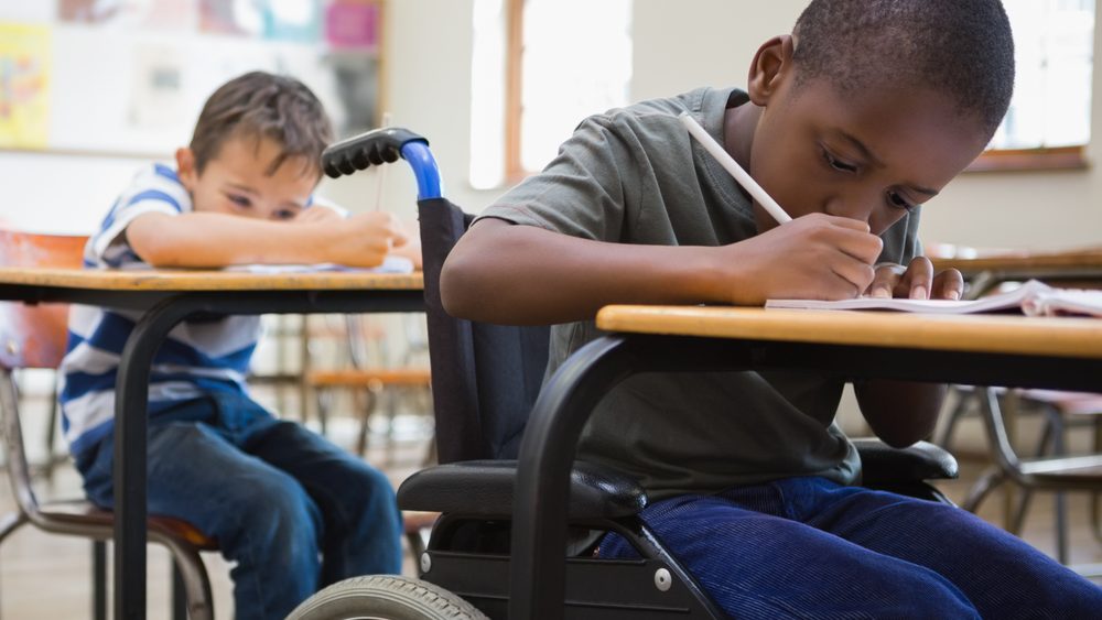 Imagen de niños estudiando divulgada por el Inter-American Development Bank - Enfoque educación