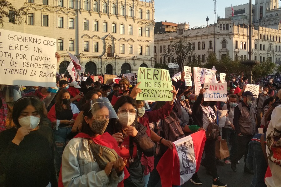 Protestas en Lima por golpe de estado parlamentario el 12 de noviembre de 2020. Manifestación en la Plaza San Martín. 