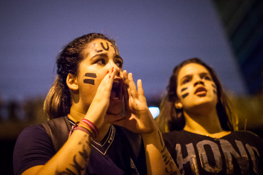 Dos adolescentes protestando en São Paulo, con la palabra 