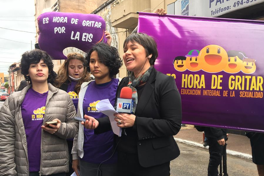 4 adolescentes paraguayas, con camisetas en las que se lee 