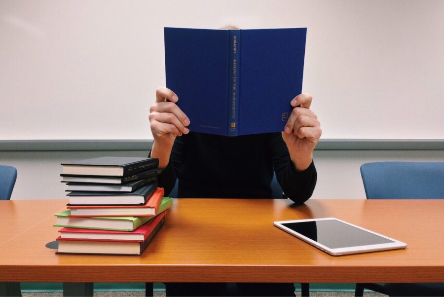 El nuevo  módulo de la capacitación entregó a la membresía de CLADE herramientas de análisis de las políticas públicas para la incidencia en distintos escenarios educativos. Imagen muestra una persona de piel blanco leyendo un libro, con indistintos libros en una mesa.