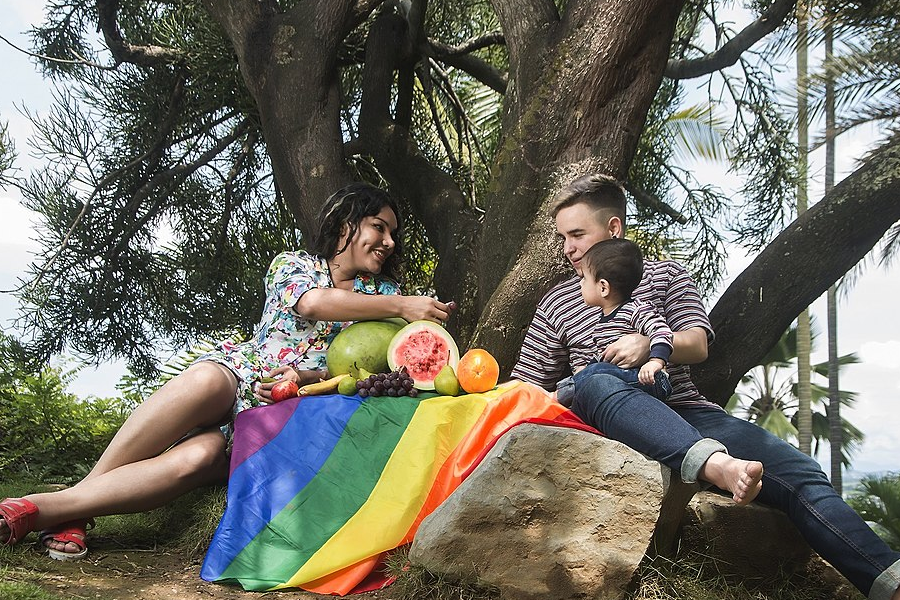 Diane Rodriguez (transgenero) junto a su pareja Fernando Machado con su hijo Sununu Machado Rodriguez en el Jardín Botánico de Guayaquil