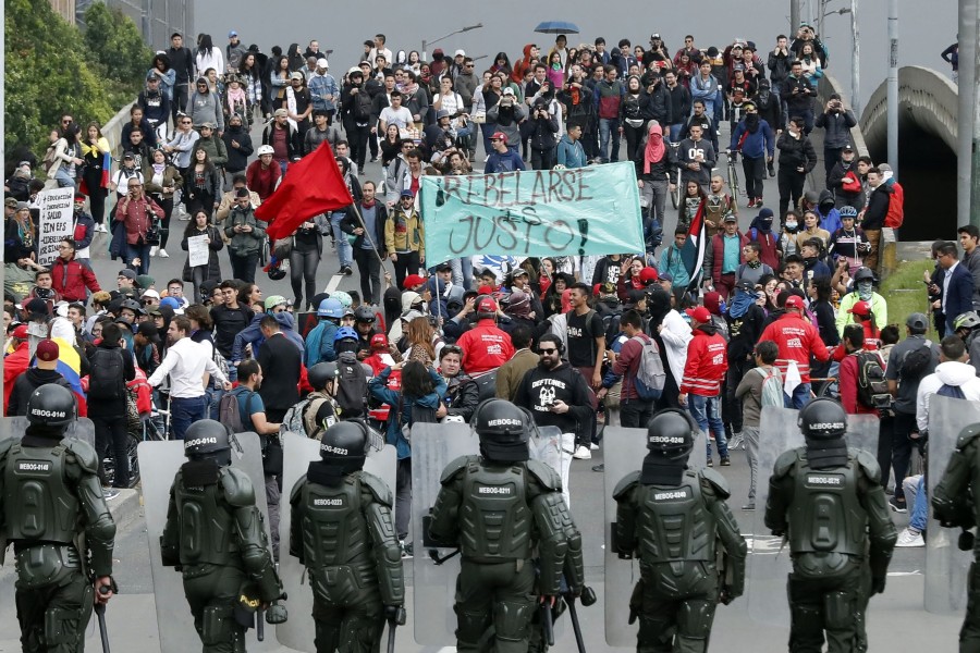 AME3916. BOGOTÁ (COLOMBIA), 21/01/2020.- Agentes de la policía antidisturbios bloquean el paso a manifestantes que participan en la jornada de protestas parte del Paro Nacional este martes, en Bogotá (Colombia). Organizaciones sociales y estudiantes realizan manifestaciones en contra del gobierno colombiano en algunas ciudades del país. La primera jornada de protestas del año en Colombia comenzó este martes con bloqueos en el transporte público y algunos disturbios en Bogotá, que colapsaron la movilidad en varias zonas de la capital, mientras en otras ciudades se preparan para realizar plantones en rechazo a la violencia y a las políticas del Gobierno. a protesta de este 21 de enero, la primera del año después de las masivas manifestaciones de noviembre y diciembre contra las medidas sociales y económicas del Gobierno de Iván Duque, fue convocada en esta ocasión por el Comité Nacional de Paro bajo el lema 