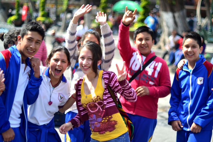 6 adolescentes, 3 niños y 3 niñas, celebrando