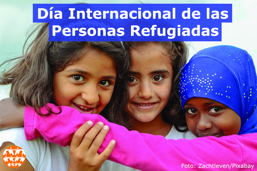 La foto muestra el rostro de tres niñas en situación de refugio, las tres están sonrientes mirando hacia la cámara. La niña de la izquierda y la del medio tienen camisetas de color blanco y tienen ojos de color café, cabello ondulado de color castaño a la altura de los hombros, y fenotipo árabe. La de la derecha, es una niña negra, que abraza a las otras dos, ella tiene un buzo de color fucsia y usa un hiyab de color azul rey con unas incrustaciones de puntos brillantes plateados. Centralizado, sobre las cabezas de las niñas, sobre un cuadrado con efecto de transparencia de color azul rey, está el texto en blanco que dice: “Día Internacional de las Personas Refugiadas”. En el extremo inferior izquierdo de la foto se ve el logotipo de la CLADE, que es un círculo naranja, dentro del cual personas dibujadas en color blanco se dan las manos. En el extremo inferior derecho de la foto, están los créditos de la foto, con el texto: “Foto: Zachtleven/Pixabay”. Fin de la descripción.